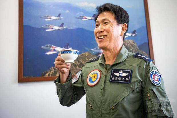 空軍官校飛安中心主任的楊肅祺上校，自從接觸咖啡後，便對此情有獨鍾。