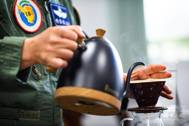 手沖壺不同的出水大小與溫度將賦予咖啡不同的味道。