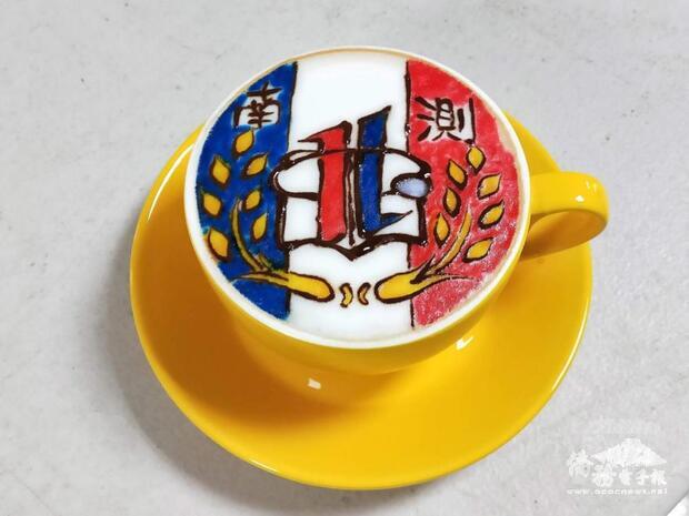 楊肅祺手沖「陸軍南測中心創意拉花」。