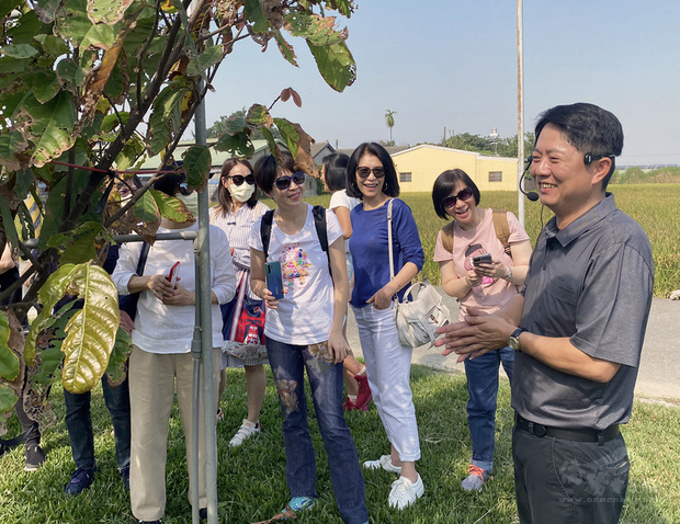 陳盈豪為了爸爸的健康而回到雲林縣，在陪伴過程中看到人口流失和老化，他投資新台幣3億元，將廢棄豬圈改造成「土庫驛可可莊園」，用孝心當原料灌溉故鄉。