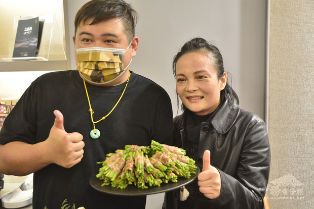 泰雅族李育恆（左）投入研發創意料理，將部落日常調味聖品馬告（山胡椒）入菜，希望將老祖先智慧與對大自然生態的尊敬，烹飪出引以為傲，既傳統又現代的美食。右為新北市政府原住民族行政局長羅美菁。