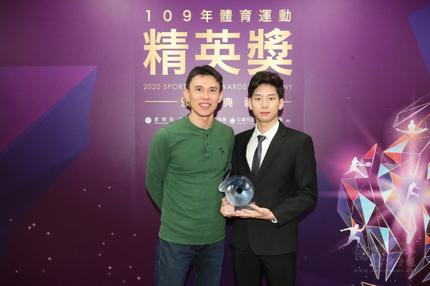 「台灣蝶王」王冠閎（右）去年獲選體育運動精英獎的最佳男運動員，他與教練黃智勇（左）出席頒獎典禮，王冠閎在大型比賽屢屢展現強心臟特質，也獲教練肯定。
