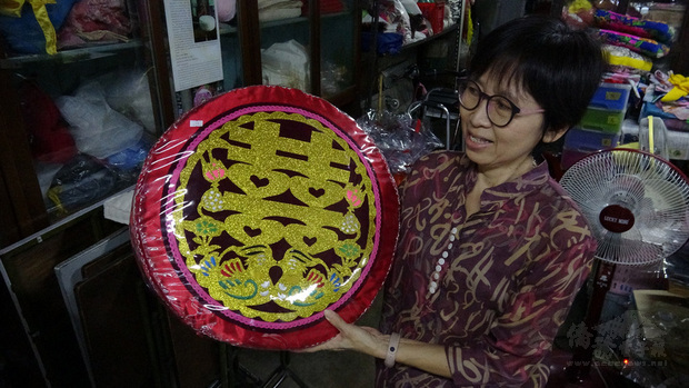 位於曼谷老城區的興盛是老城區一間以手工縫製枕頭的老店，老店開發多樣化的產品，才能繼續生存下去。(中央社提供)