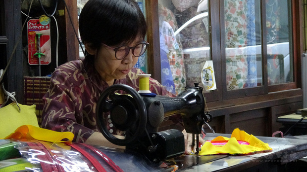 位於曼谷老城區的興盛是一間手工縫製枕頭的老店，目
前由第三代老闆蔡綺雯接班。(中央社提供)
