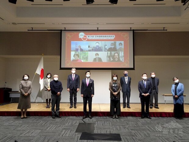 日本國際漫畫賞在東京舉行頒獎典禮，受到疫情影響，分別奪金銀獎的韋蘺若明、阮光民等得獎者無法親自出席，以視訊方式與東京頒獎典禮現場連線。 (圖：中央社)