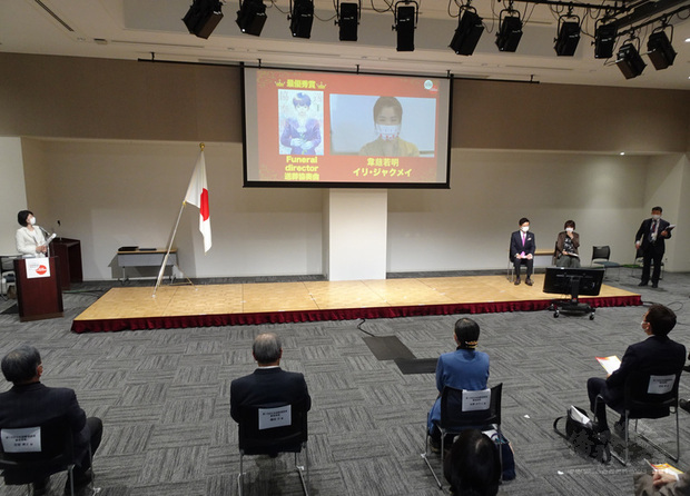 日本國際漫畫賞在東京舉行頒獎典禮，受到2019冠狀病毒疾病（COVID-19，武漢肺炎）疫情影響，分別奪金銀獎的台灣漫畫家韋蘺若明、阮光民在台北透過視訊方式致詞。 (圖：中央社)