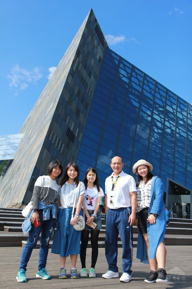 謝明冲鼓勵學生透過運動、音樂、機器人社團等多元嘗試與體驗，提高自我認同，產生自我價值（圖：教育部）