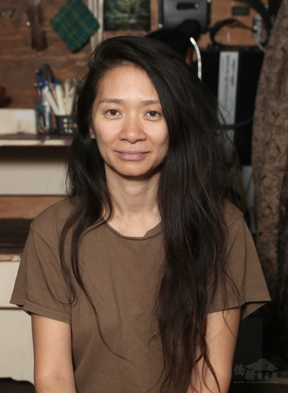 第78屆金球獎頒獎典禮今年改為線上舉行，最佳導演獎由38歲華人女導演趙婷以「游牧人生」（NOMADLAND）脫穎而出，也是首位獲該獎肯定的亞洲女導演。