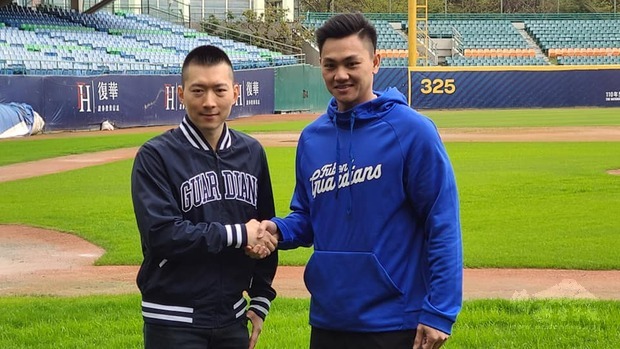 富邦悍將領隊蔡承儒(左)表示，富邦悍將希望利用狀元選秀權，邀請旅美投手江少慶(右)加盟，提升球隊戰力。