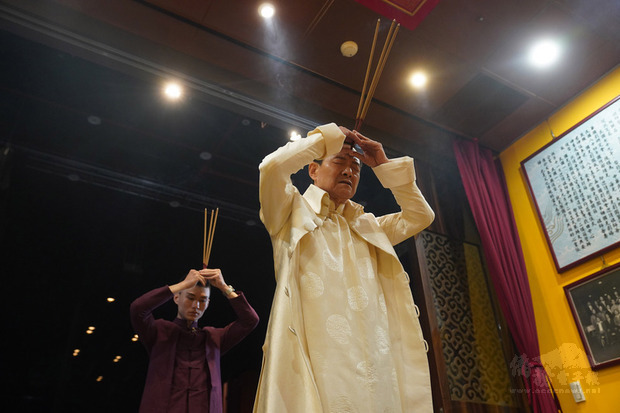 燃香祝禱，在梨園祖師爺唐明皇像前，當代傳奇劇場藝術總監吳興國（前）以古禮收朱柏澄（後）為徒，朱柏澄成為吳興國第一也是唯一的入室弟子。