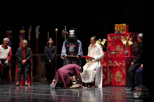 追隨當代傳奇劇場藝術總監吳興國（白衣）學戲逾10年
的朱柏澄（跪拜者）在台灣戲曲中心，遵循古禮在
祖師爺面前正式向吳興國叩頭拜師，成為吳興國第一也
是唯一的入室弟子。