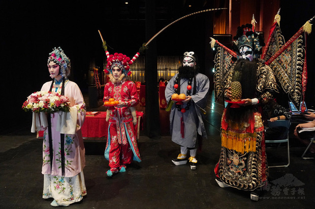 當代傳奇劇場在台灣戲曲中心舉行「吳興國收徒朱
柏澄拜師大典」，興傳奇青年劇場成員端上祭品準備獻
給三聖宮的祖師爺。