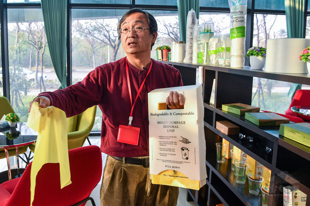 澳洲政府提供民眾專用的狗大便可分解塑膠袋,背後供應廠商來自銘安科技。圖為銘安科技創辦人黃建銘。