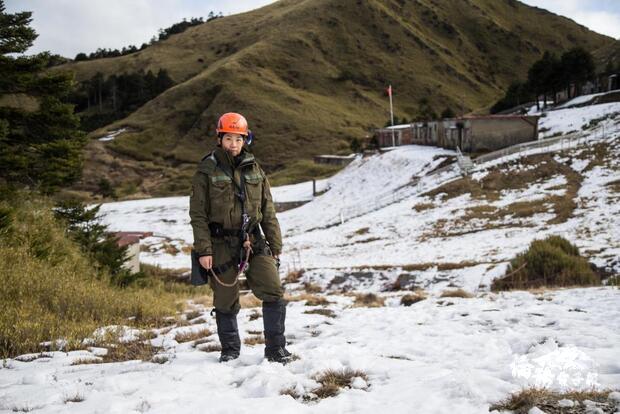 姚岱吟中士擔任山寒地作戰組助教,不斷學習、挑戰自我。