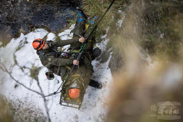 姚岱吟中士運用省力滑輪拖拉系統及野外急救等技能,模擬救援傷患。