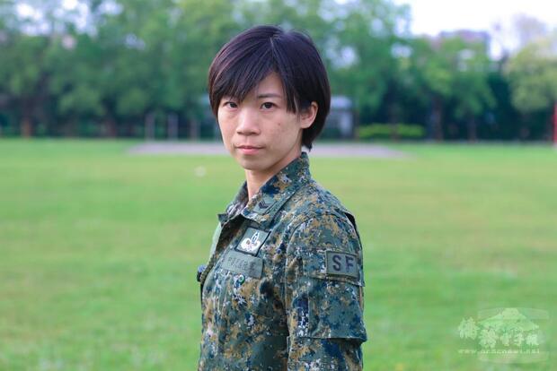 姚岱吟中士曾完成特種地形跳傘,獲得「鐵漢傘徽」。