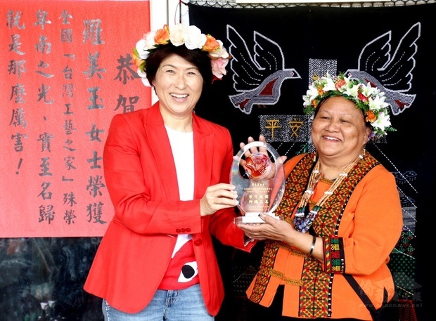 從事刺繡工藝長達33年的魯凱族羅美玉（右）入選「第6屆台灣工藝之家」，她是全台25名入選者中唯一原住民身分者，台東縣長饒慶鈴（左）21日頒贈獎牌並祝賀。（台東縣政府提供）
