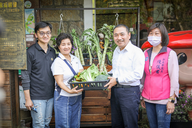 取得台大碩士學位的青年葉家豪（左）多年前選擇回到故鄉新北石碇，租下年久失修的礦工老厝並搭建「螢火蟲書屋」，以不定期的親子聚會與農村體驗活動，傳達環境保育意識，新北市長侯友宜（右2）27日前往拜訪。（新北市農業局提供）