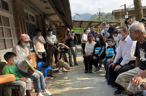 新北市長侯友宜（右2）27日下午化身一日志工，到新北市石碇區螢火蟲公益書屋參與親子共讀，與現場大小朋友一同聆聽繪本故事。（新北市農業局提供）