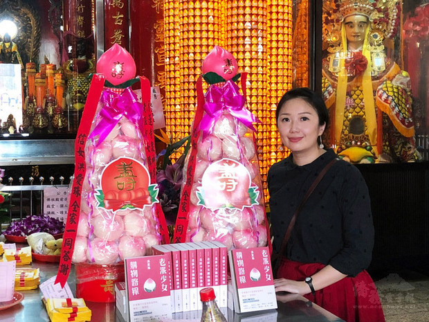 作家洪愛珠出版第一本散文集「老派少女購物路線」,記錄台北傳統市場的庶民風情,以及她對原生家庭的愛。圖為洪愛珠在蘆洲中山市場附近的湧蓮寺留影。(遠流出版社提供)