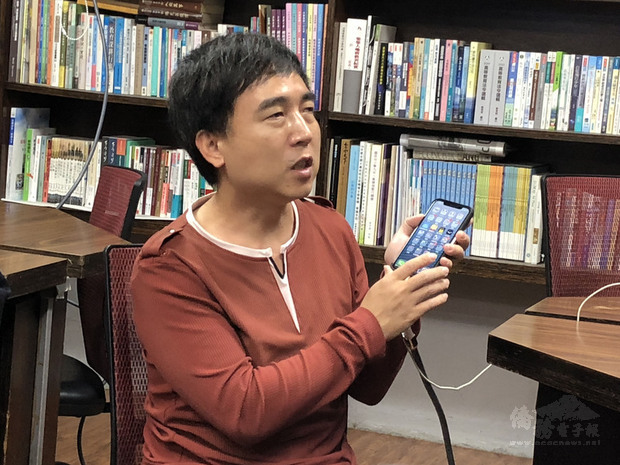 淡江大學視障資源中心系統工程師張金順(圖)30日接受教育部邀請,向媒體說明「視障教育資訊化」內涵,全盲的他現場示範多款APP的使用方式。