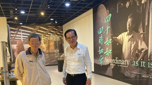 現年82歲的陶藝雕塑家楊元太（左），目前於嘉義梅嶺美術館舉行個展，完整呈現從學生時期到近年各創作階段的心路與巧思。（梅嶺美術館提供）
