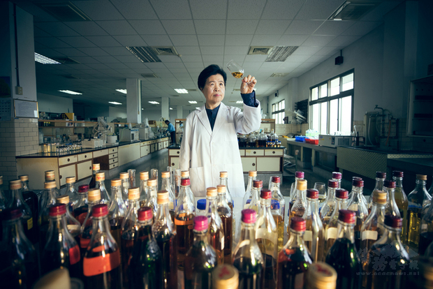 台灣菸酒公司的調酒師王婉鶯以台灣特有水果釀造威士忌聞名世界，中華文化總會特別製作「匠人魂」影片向她致敬。（文化總會提供）
