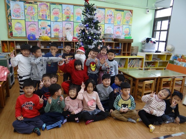 109年鄒庚辛校長扮聖誕老人，陪幼兒園學生過聖誕節