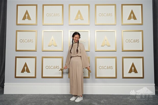 華人導演趙婷25日以電影「游牧人生」奪奧斯卡最佳導演、最佳影片兩項大獎，美國媒體以「打破玻璃天花板」形容她突破性別與族群的藩籬。（美國影藝學院提供）