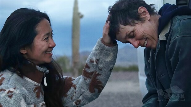 拍攝「游牧人生」期間，趙婷（左）與工作團隊長達4個月的時間生活在荒漠的一台露營車上。圖右為女主角法蘭西絲麥朵曼。（圖取自twitter.com/nomadlandfilm）