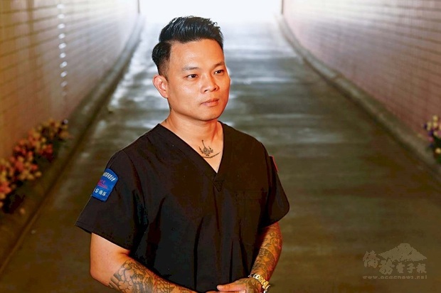 「76行者遺體美容修復團隊」召集人陳修將，不只縫補逝者軀體，也修補被留下來人的心。