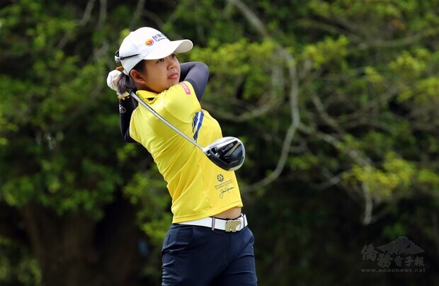 台灣旅美高球好手徐薇淩小時候曾是電視兒童，因為媽媽一句話，讓徐薇淩與高球結下緣分，在征戰LPGA第7年，終於斬獲首冠。（圖取自twitter.com/LPGAMedia）