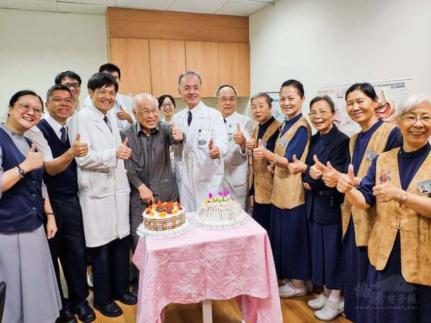 奉獻台灣醫界與醫學教育的楊思標辭世，享嵩壽101歲。他的人生是一部「台灣百年醫療史」，為台灣結核病的診治、抗疫與研究做出卓越貢獻。2018 年6月1日花蓮慈濟醫院醫療團隊與志工為楊思標（前左4）慶生。（花蓮慈濟醫院提供）