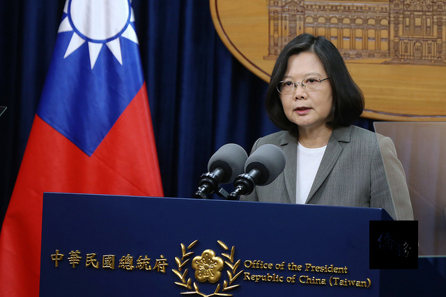 巴拿馬13日宣布和中華人民共和國建交，總統蔡英文召開記者會，表示北京當局在國際上處處打壓台灣，但中華民國是主權國家，這是無法否定的事實，主權不容挑戰、也不容交換。