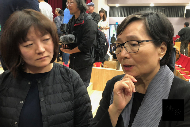 台灣大學研究生協會7日舉辦「新世代自由的吶喊—言論自由日紀念活動」,台灣民主先驅鄭南榕遺孀葉菊蘭(右)帶著女兒鄭竹梅(左)出席,全程看完由日本櫻人企畫以鄭南榕為題材改編的戲劇。(中央社提供)