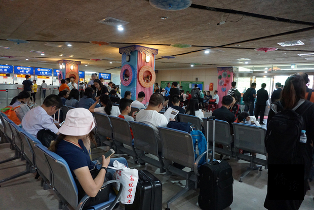 金門縣政府觀光處4日表示,移民署今年1月陸續放寬小
三通便利措施,搭配金廈合作舉辦多項活動,都是促使小三通人數與陸客人數持續攀升原因。圖為金門水頭碼頭大廳旅客等候情形。(中央社提供)