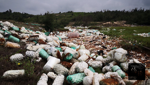 金門東北角海岸海岸出現數量驚人的海漂垃圾、保麗龍積成河，金門縣環保局會同金門國家公園管理處、金沙鎮公所等單位會勘，除了協助載運垃圾，盼協商中國大陸，加強源頭減量落實汙染管制措施。（中央社提供）