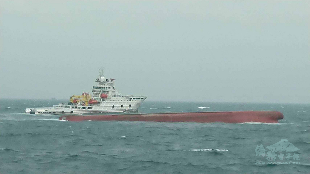 大陸「東泓」及「嘉良」2艘抽砂船，6日在接近中線，俗稱「淺堆」海域泊錨，遇上強風大浪雙雙翻覆，兩岸三地海空搜救。（中央社提供）