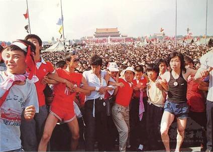 天安門廣場人民英雄紀念碑前的學生與民眾。1989.6.2（六四檔案）