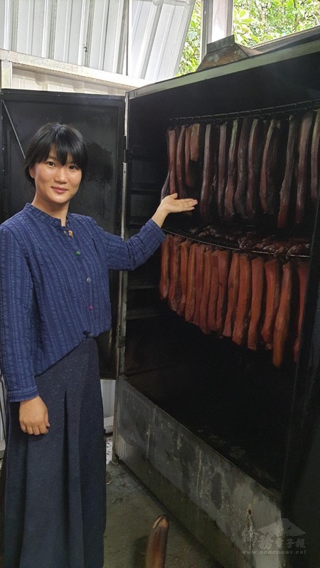 來自中國湖南的新住民歐陽玲麗手作湖南臘肉，以檜木、龍眼木混合煙燻，融合兩岸美好味道，成為番路鄉十大特色民宿商品。（移民署提供）