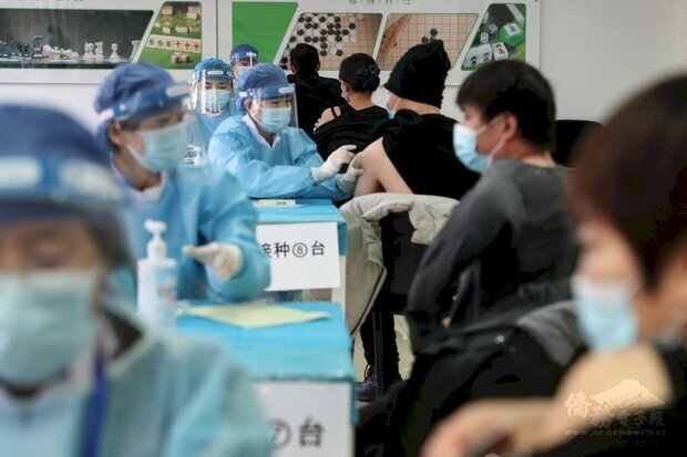 圖為中國北京民眾接種COVID-19疫苗。