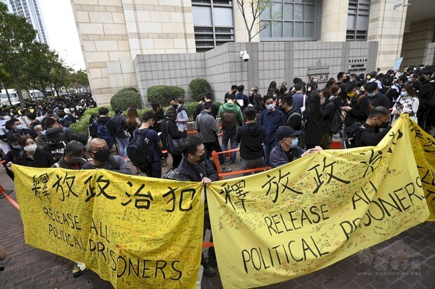 大批香港民眾攜帶聲援布條於西九龍法院外高喊光復香港、時代革命口號，聲援遭濫捕的47名泛民派人士。(圖:立場新聞提供)