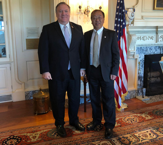 前美國政府中國政策顧問余茂春(圖右)，與美國國務卿邁克·蓬佩奧  (圖片來源:維基百科)