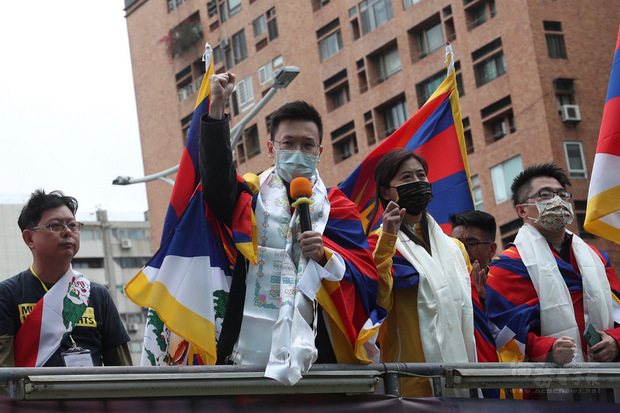 民進黨副秘書長林飛帆（左2）7日出席西藏抗暴日62週年大遊行指出，藏人在離開西藏後在各地建立強韌社群，特別是在台灣，他們組織了社群並邀請台灣人加入，目的是希望自己血跡斑斑的歷史，能被世界看見。(中央社提供)