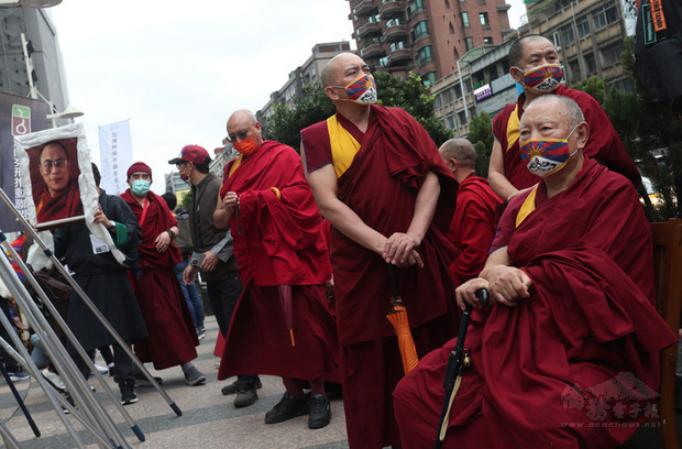 民間團體7日在台北舉行「協議血淚70年：310西藏抗暴日62週年大遊行」，西藏和印度的格爾登寺住持11世格爾登仁波切（Kirti Rinpoche）（右）以藏語表示，西藏在過去62年來遭遇非常多的痛苦及殘酷壓迫，但藏人在西藏精神領袖達賴喇嘛的領導下，始終沒有放棄對自由的渴望。(中央社提供)
