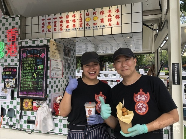 張景強、陳安芝夫妻自香港移民來台並完成終身大事,夫妻開餐車四處擺攤,以香港美食和台灣人交朋友。