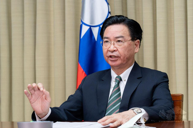 外交部長吳釗燮25日接受美國「公共電視網新聞時段」專訪，說明中國對台文攻武嚇、台灣強化自我防衛能力作為及台美關係發展等議題。（外交部提供）