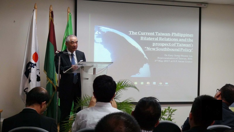 中華民國駐菲代表林松煥3日在菲律賓最高學府「菲律賓大學」主持新南向政策座談會。他向菲國學術界人士表示，現在是台菲加強雙邊關係、創造雙贏的最佳時機。（中央社提供）