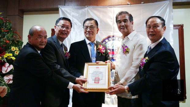 菲律賓華商經貿聯合會12日在馬尼拉市正式成立，由旅菲35年、有「鮪魚大王」之稱的台商邱福（右二）擔任會長，中華民國駐菲副代表朱曦頒贈當選證書。（中央社提供）