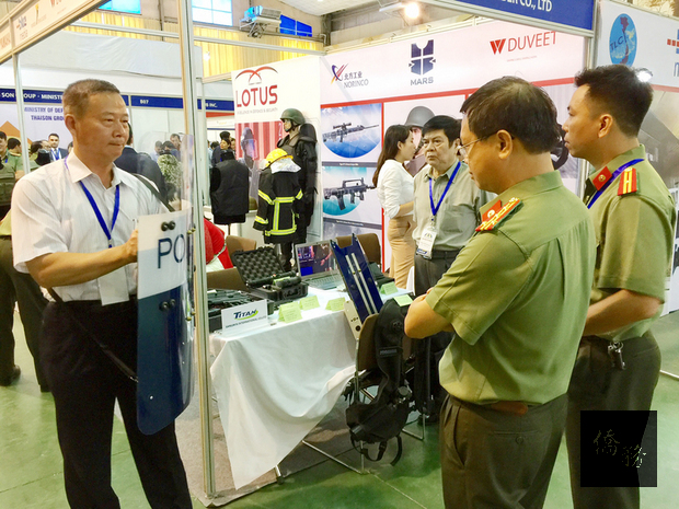 越南2017年國際安全器材展29日起在河內市舉行2天， 包括台灣約有來自各國的50家業者參加。圖為台灣上旻 公司代表介紹產品。（中央社提供）